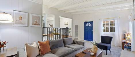 Téléviseur, table de baby-foot, chaîne audio, bureau