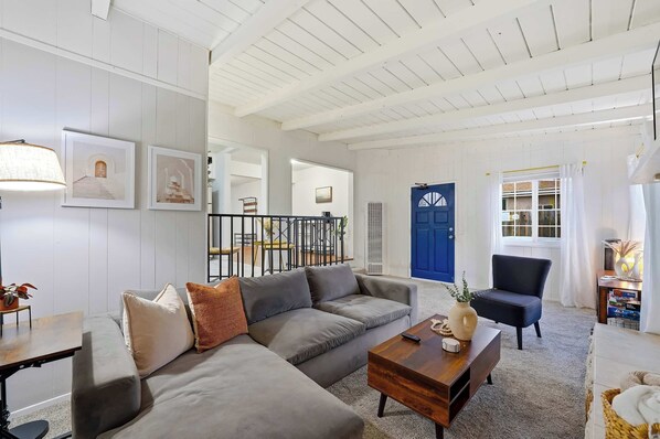 Een televisie, tafelvoetbal, een stereo en een kantoor