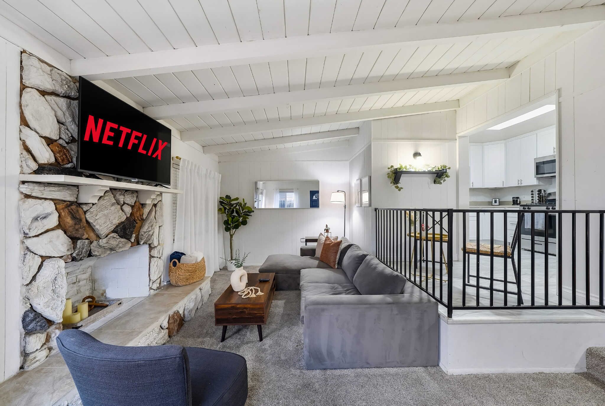 Een televisie, tafelvoetbal, een stereo en een kantoor