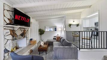 Een televisie, tafelvoetbal, een stereo en een kantoor