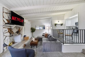 Een televisie, tafelvoetbal, een stereo en een kantoor