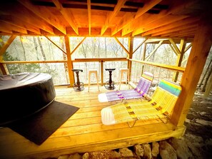 Outdoor spa tub - Boutique MCM 2 bed cabin hot tub fire pit 15 min to downtown Chattanooga Tn (Trenton)