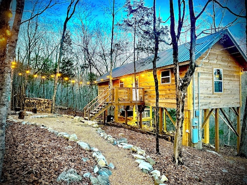 Boutique MCM 2 bed cabin hot tub fire pit 15 min to downtown Chattanooga Tn