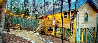 Boutique MCM 2 bed cabin hot tub fire pit 15 min to downtown Chattanooga Tn