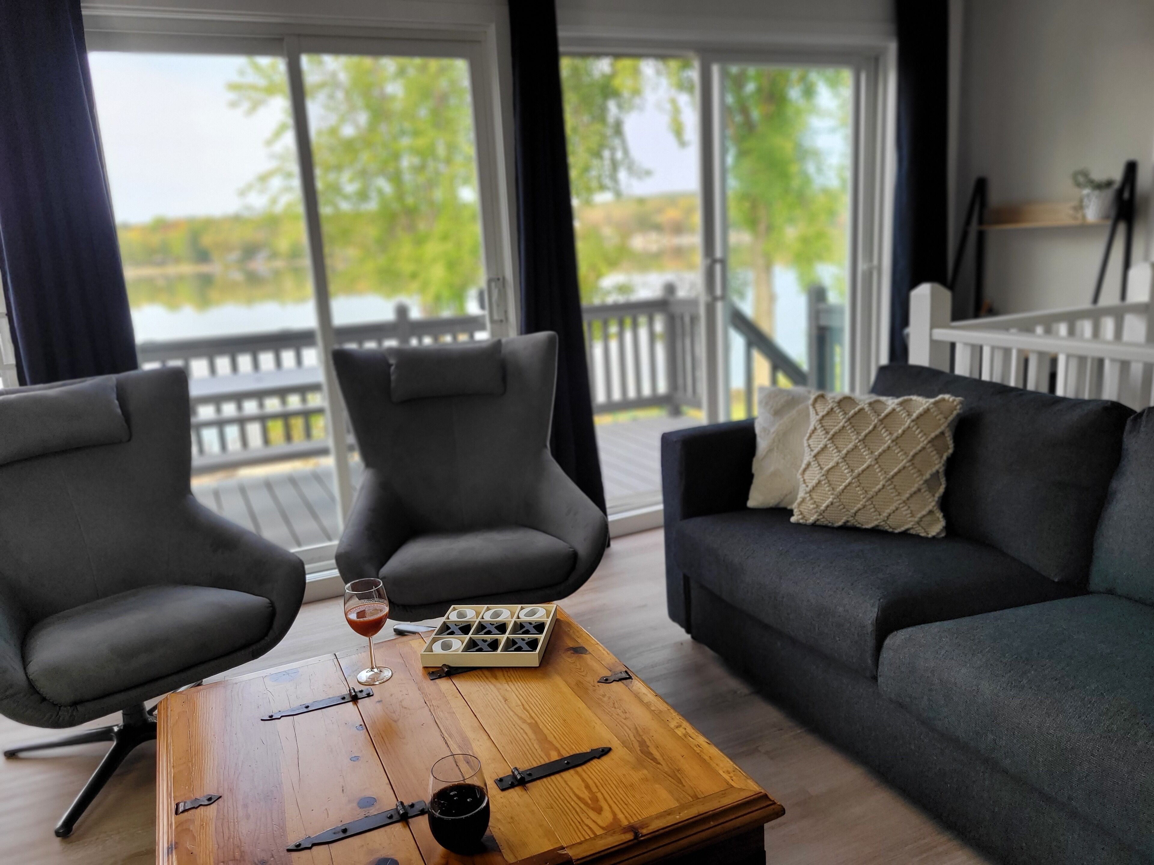 Een televisie en een open haard