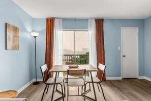 Dining - Cozy 3-bedroom condo on Okaloosa Island - Fort Walton Beach - with AC (Fort Walton Beach)