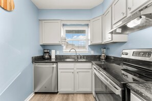 Fridge, microwave, oven, stovetop - Cozy 3-bedroom condo on Okaloosa Island - Fort Walton Beach - with AC (Fort Walton Beach)