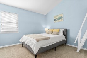 3 habitaciones, tabla de planchar con plancha y cuna de viaje 