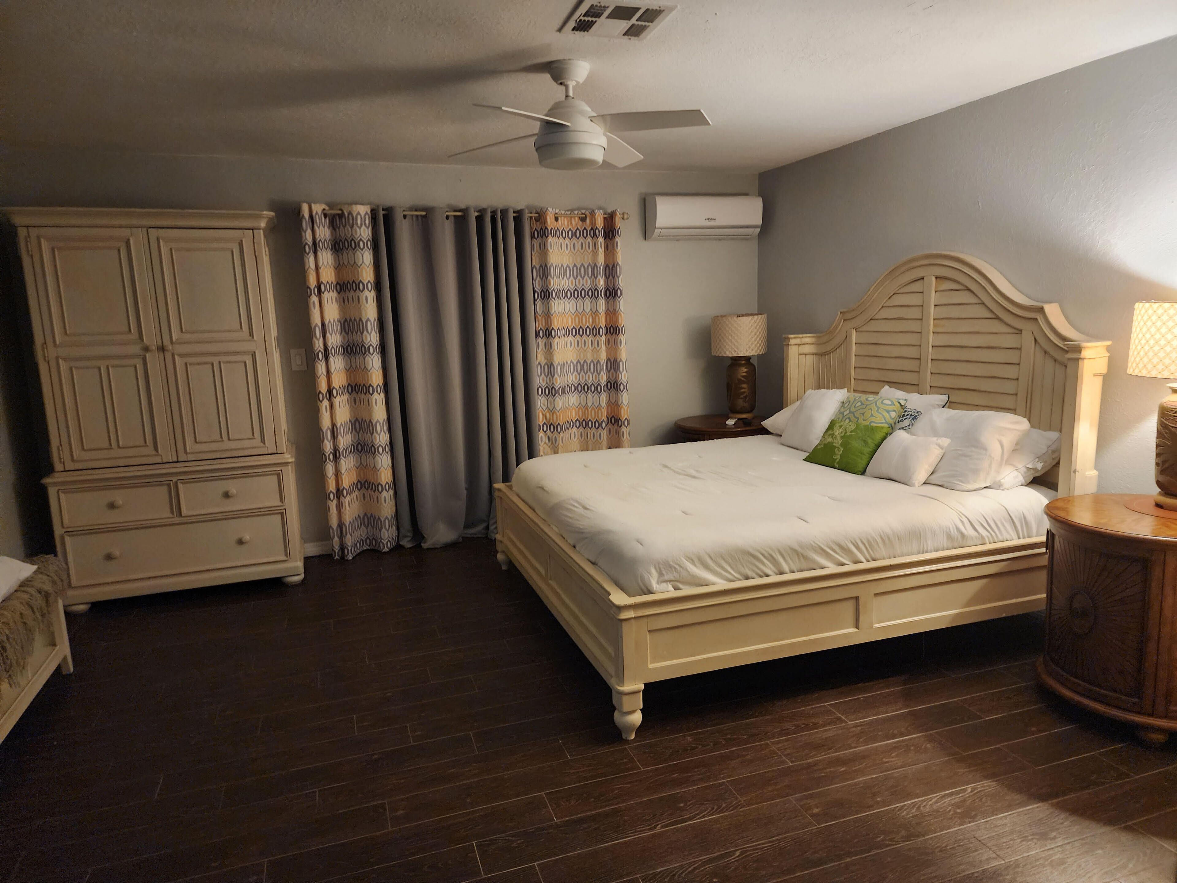 Een strijkplank/strijkijzer, wifi, beddengoed