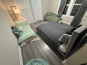 3 bedrooms, WiFi, bed sheets, wheelchair access