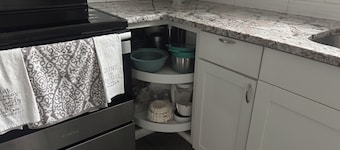 CBT's GS-Charming 3-bedroom House that Comfortably Sleeps 23