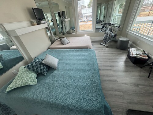 CBT's GS-Charming 3-bedroom House that Comfortably Sleeps 23