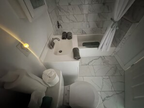 Serviettes fournies, savon, papier toilette