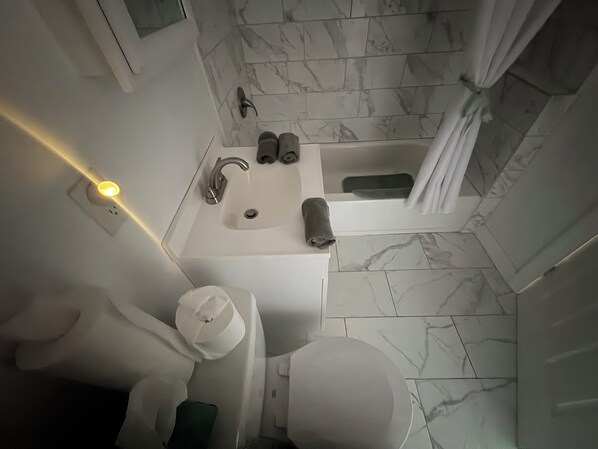 Toallas, jabón, papel de baño 