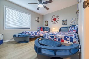4 bedrooms, desk, iron/ironing board, free WiFi - Leaning Palm/Canal home/boat ramp & dock/game room + fire pit & lanai/sleeps 9 (Port Charlotte)