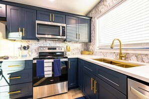 Fridge, microwave, oven, stovetop - Leaning Palm/Canal home/boat ramp & dock/game room + fire pit & lanai/sleeps 9 (Port Charlotte)