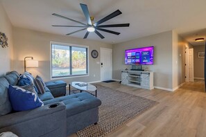 Smart TV - Leaning Palm/Canal home/boat ramp & dock/game room + fire pit & lanai/sleeps 9 (Port Charlotte)