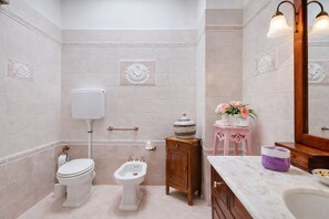 Shower, jetted bath, hair dryer, bidet - Villa Angolo Fiorito (Marche)