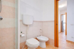 Shower, jetted bath, hair dryer, bidet - Villa Angolo Fiorito (Marche)