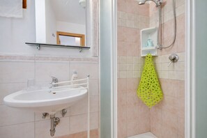 Shower, jetted bath, hair dryer, bidet - Villa Angolo Fiorito (Marche)