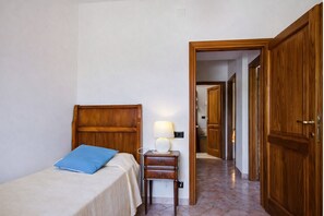 5 habitaciones, tabla de planchar con plancha, wifi y ropa de cama 