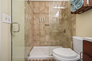 Towels, soap, shampoo, toilet paper - Deja Blue: Navarre Beach (Navarre)