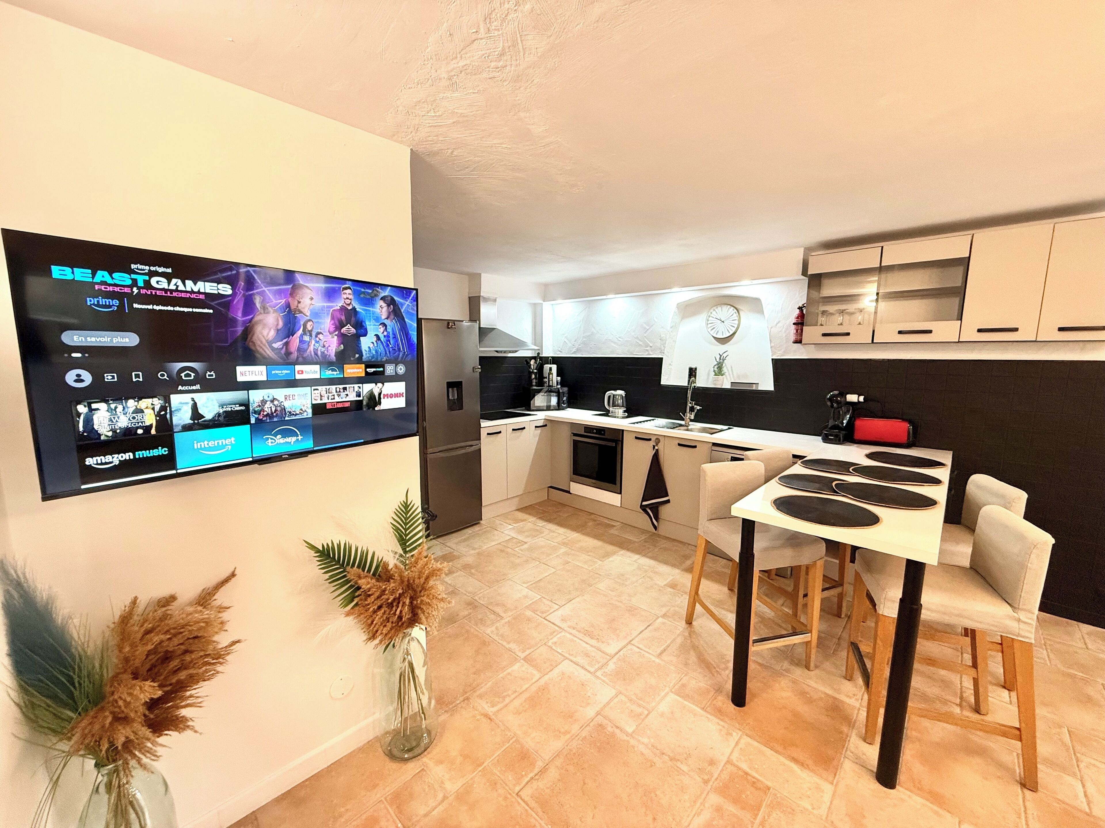 Een microgolfoven, een oven, een kookplaat, een vaatwasser