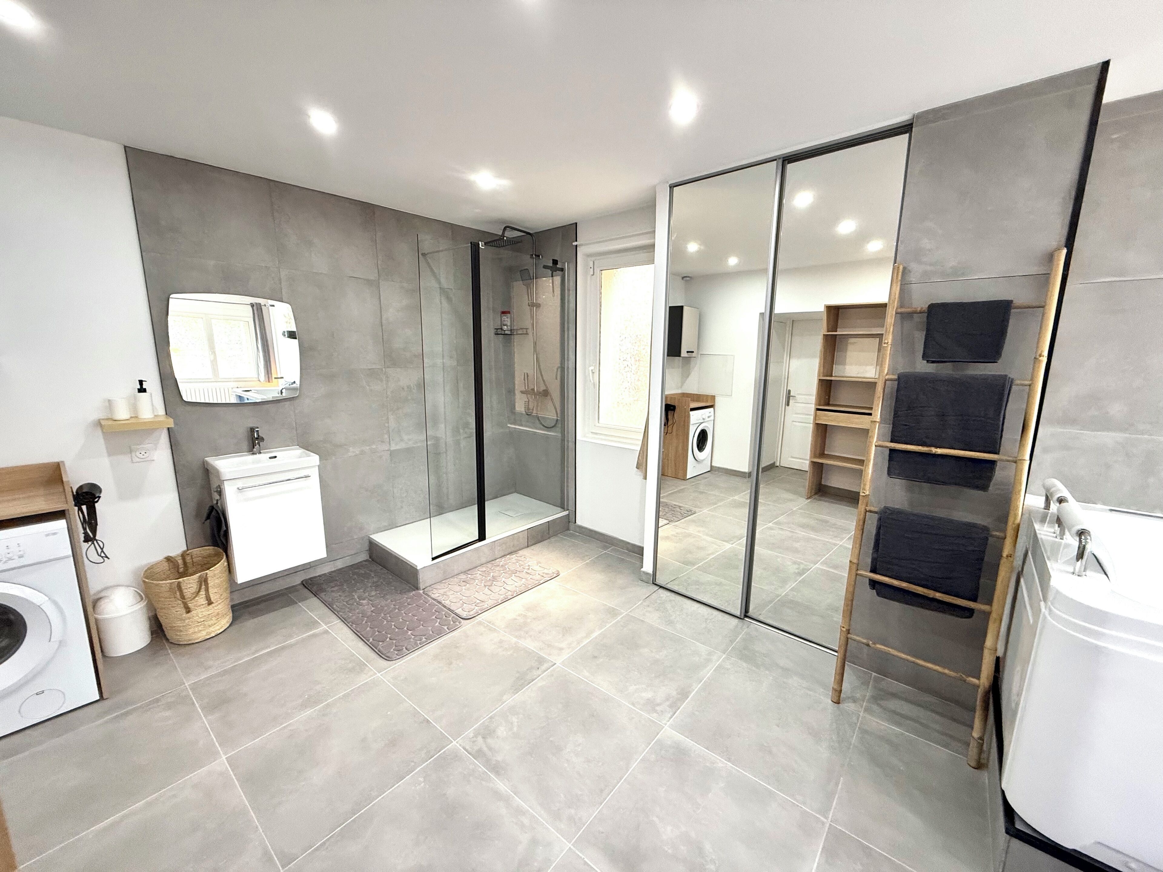 Douche, baignoire à jets, sèche-cheveux, serviettes fournies