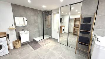 Dusche, Whirlpool, Haartrockner, HandtĂŒcher