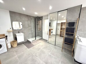 Dusche, Whirlpool, Haartrockner, Handtücher