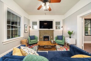 Televisión y chimenea 