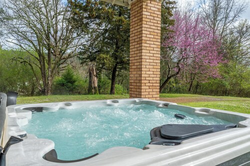 The Mooney House - Hot Tub, Grill, Screen Porch, Near Downtown