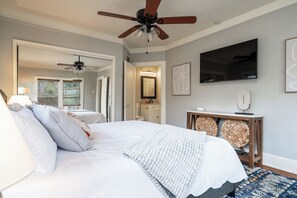 3 bedrooms, Internet, bed sheets - The Mooney House - Hot Tub, Grill, Screen Porch, Near Downtown (Hot Springs)