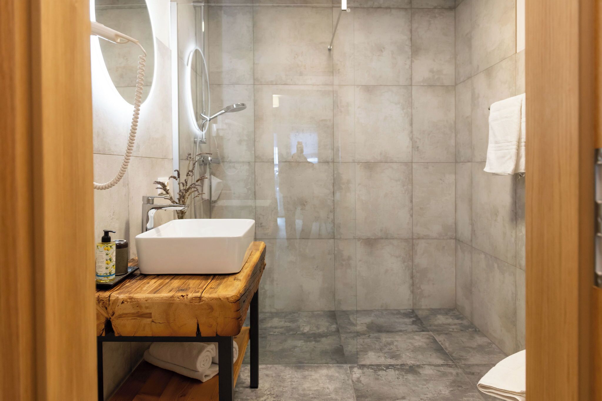 Secador de pelo, toallas, jabón