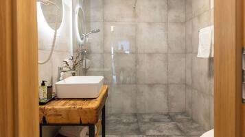 Secador de pelo, toallas, jabón