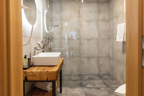 Secador de pelo, toallas, jabón