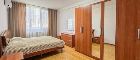 2 bedrooms, iron/ironing board, WiFi