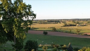 A garden with neatly arranged flower beds and a variety of trees. - House with swimming pool 5 bedrooms 10 persons (Montceaux-l'Étoile)