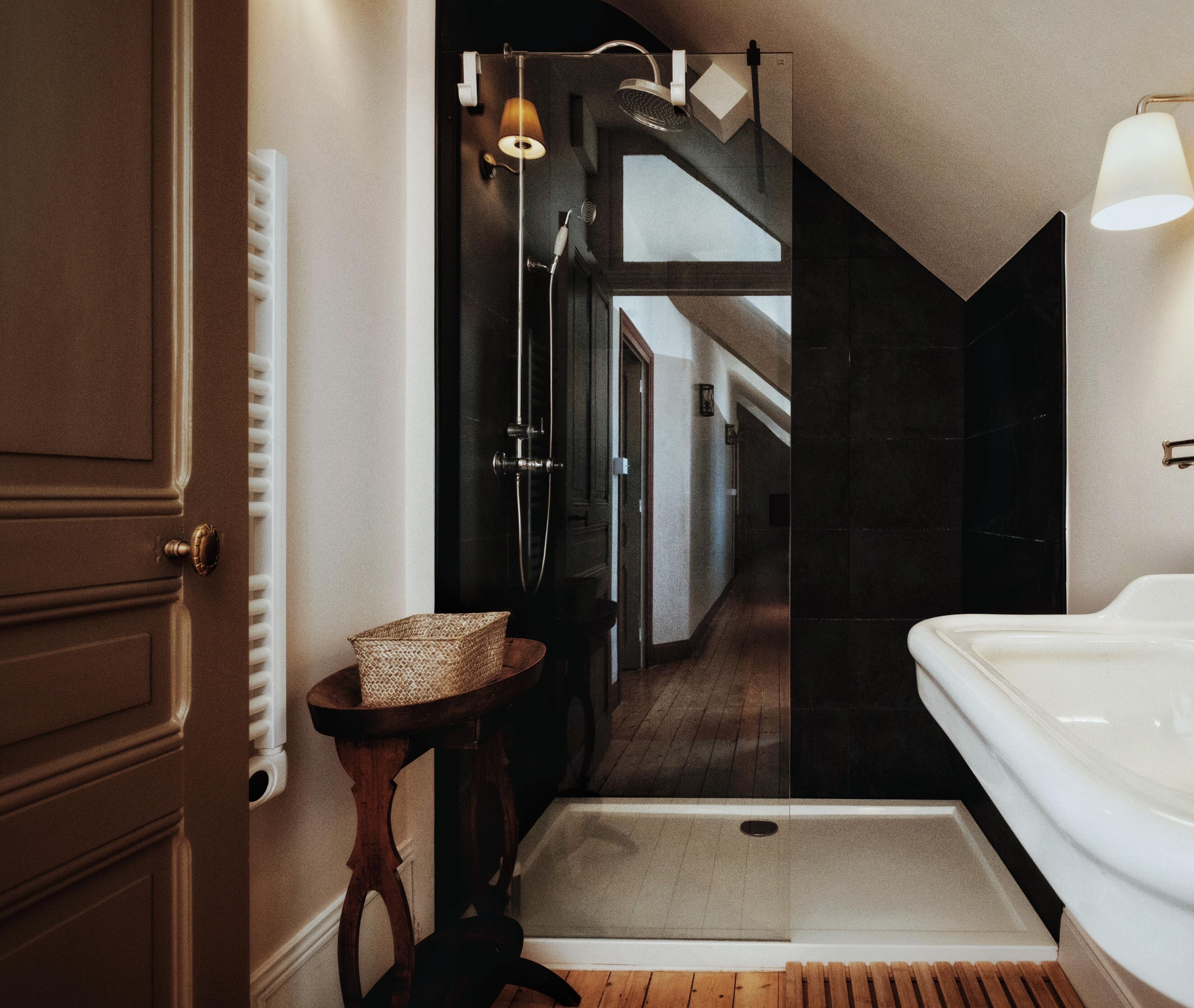 Een douche, een haardroger, een bidet, handdoeken