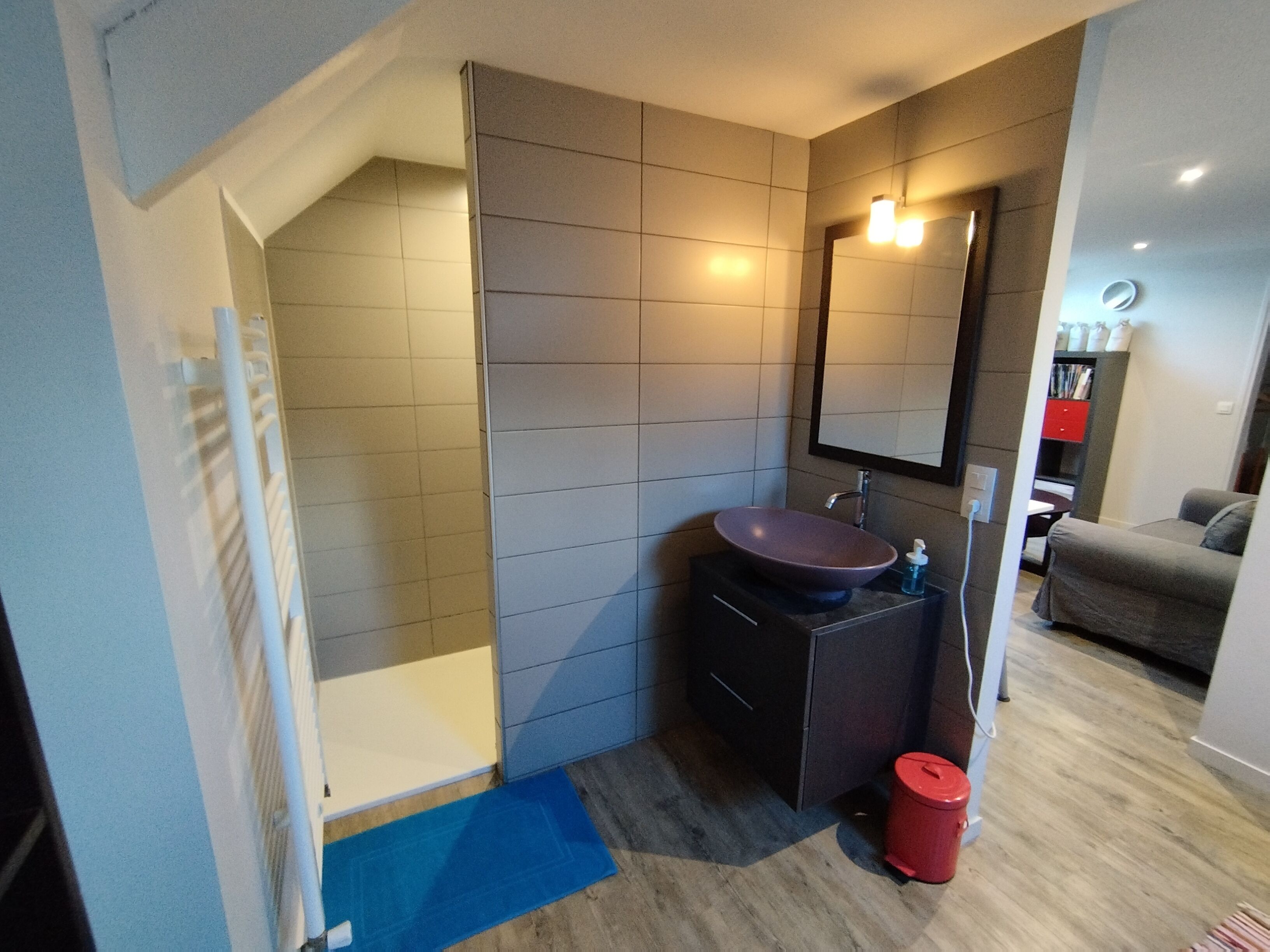 Een douche, een haardroger, handdoeken, zeep