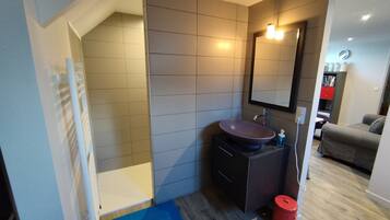 Een douche, een haardroger, handdoeken, zeep