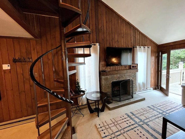 TV - Wabasso 16, Walk to Upper Flume, Cozy 2BR/2BA Retreat, Covered Parking (Snowshoe)