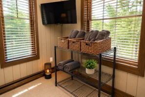 Interior - Wabasso 16, Walk to Upper Flume, Cozy 2BR/2BA Retreat, Covered Parking (Snowshoe)