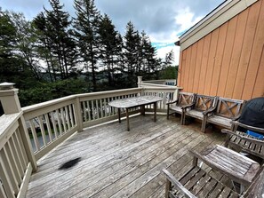 Outdoor dining - Wabasso 16, Walk to Upper Flume, Cozy 2BR/2BA Retreat, Covered Parking (Snowshoe)