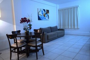 ห้องดีลักซ์สวีท | บริเวณนั่งเล่น | ทีวีจอแบน 32 นิ้ว พร้อมช่องเคเบิล
