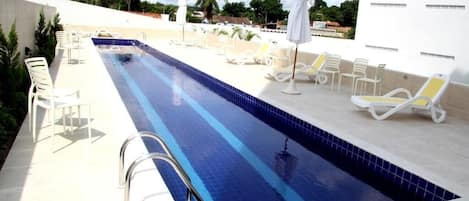 Utomhuspool med öppettider 08.00 till 23.00, och solstolar