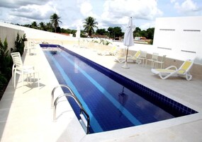 Una piscina al aire libre (de 08:00 a 23:00), tumbonas