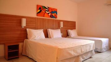 Habitación triple familiar | Caja fuerte, espacio para trabajar con un portátil, cortinas opacas