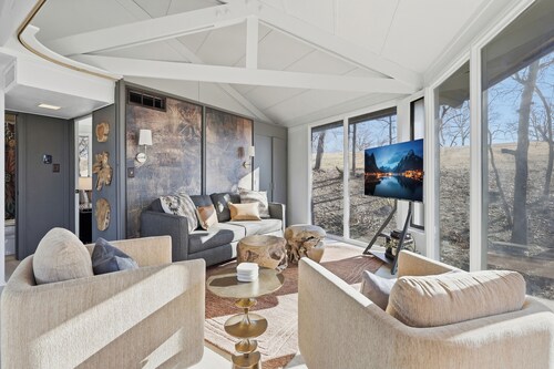 Unplug, Unwind, Welcome to the Treehouse
