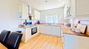 Fridge, microwave, oven, stovetop - SeaSpray -  a cottage that sleeps 6 guests  in 3 bedrooms (Filey)